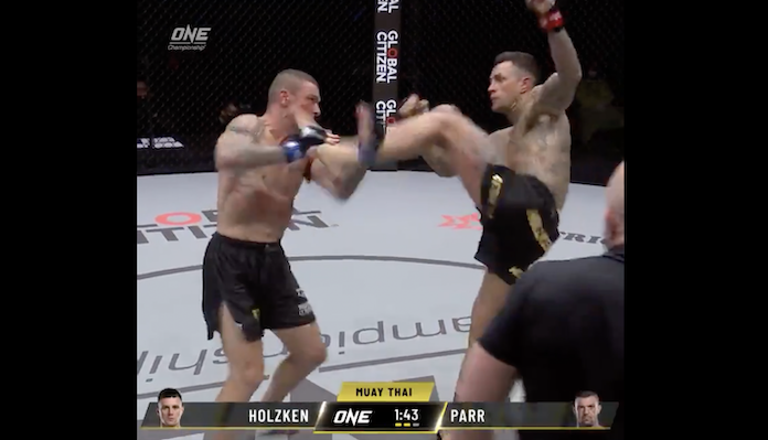 John Wayne Parr réagit après un coup de pied à la tête KO contre Nieky Holzken (Vidéo)